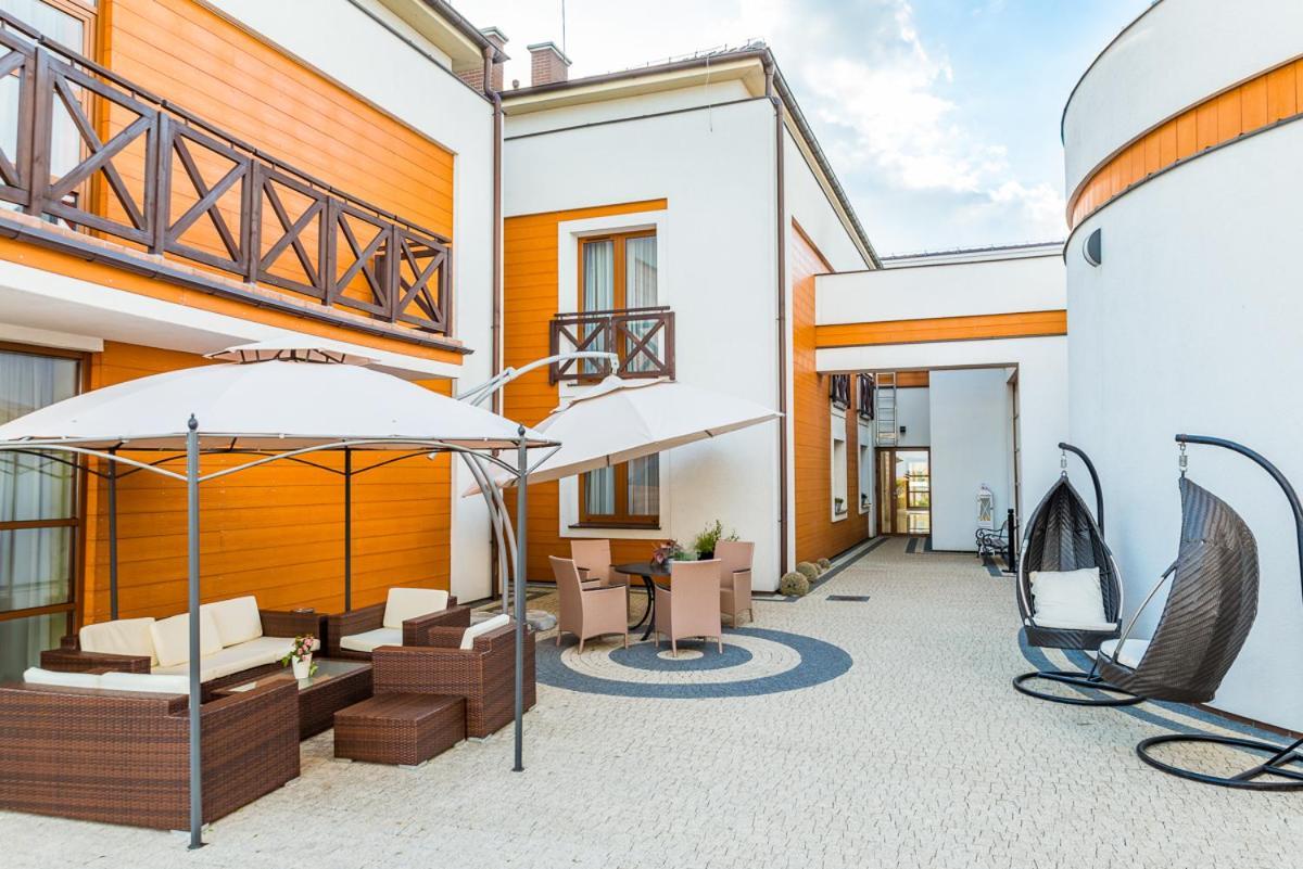 Hotel Kristoff Łaszków Exteriör bild